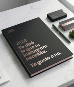 Imagen creada con IA de un informe estratégico avenoir sobre escritorio con elementos de papelería